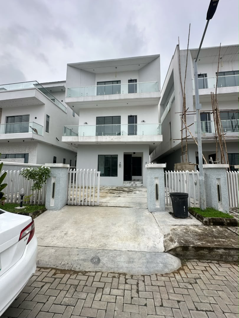 5 Bedroom Fully detached