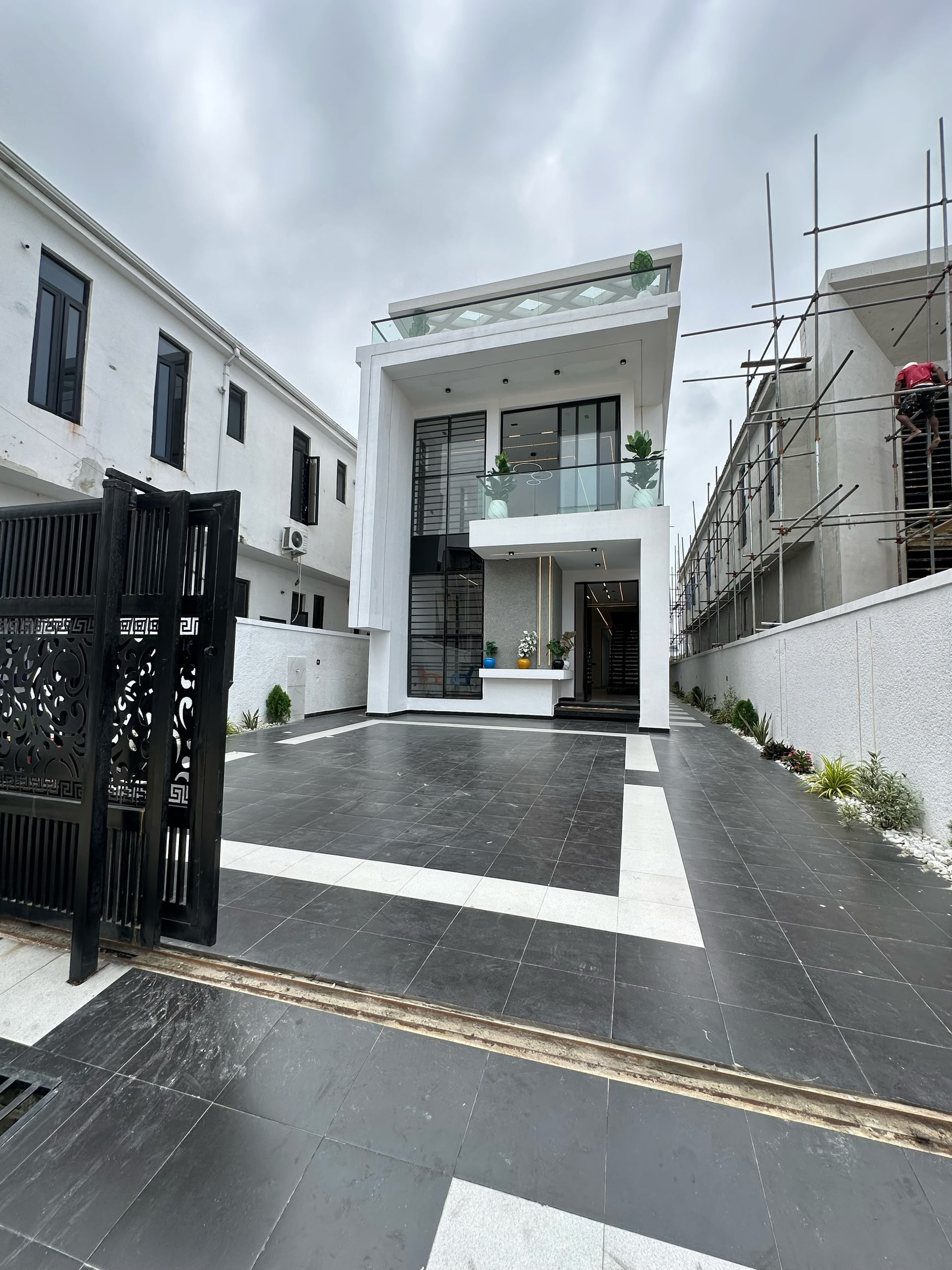 5 Bedroom fully detached with pool and gym