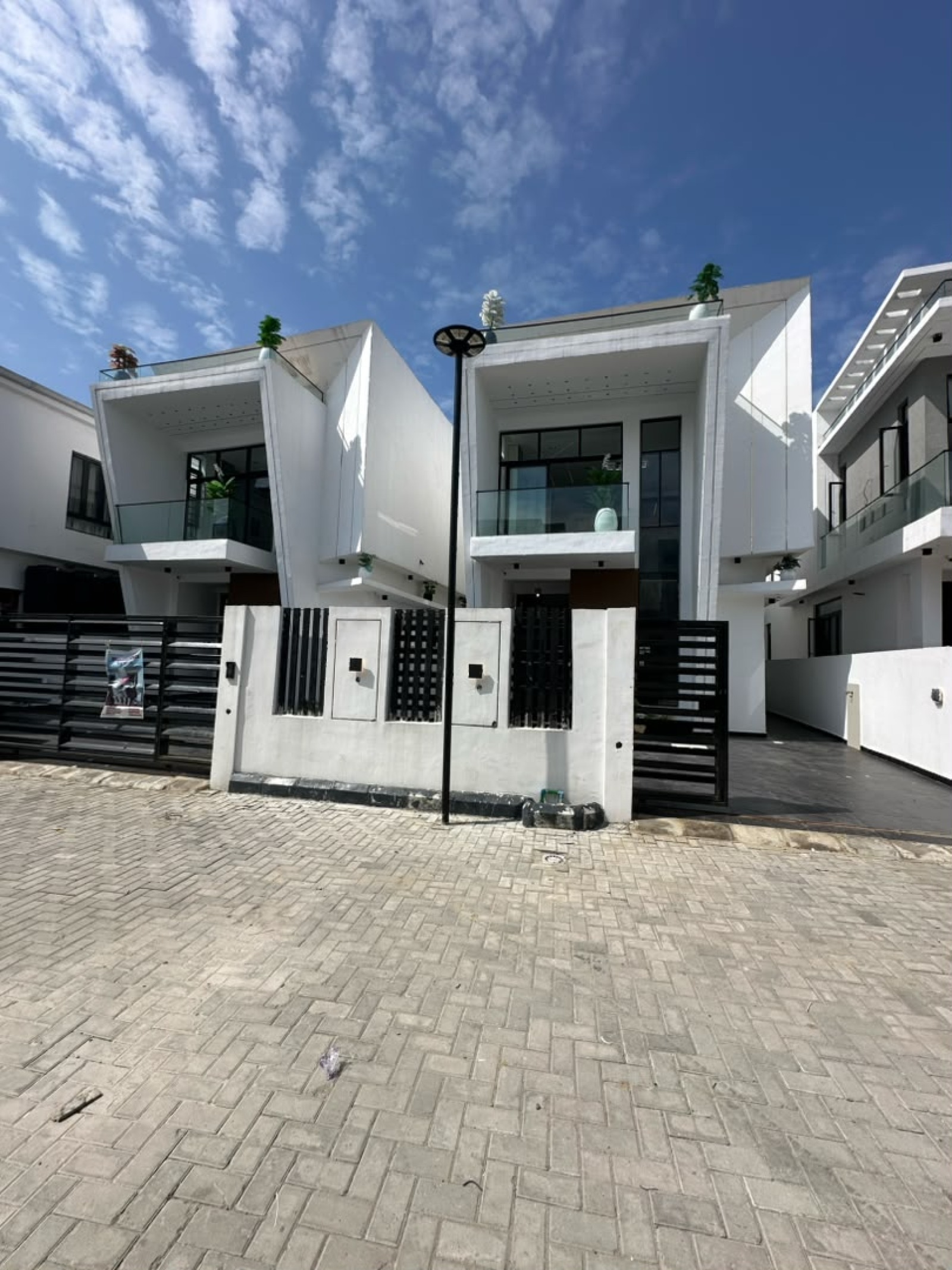 5BEDROOM FULLY DETACHED