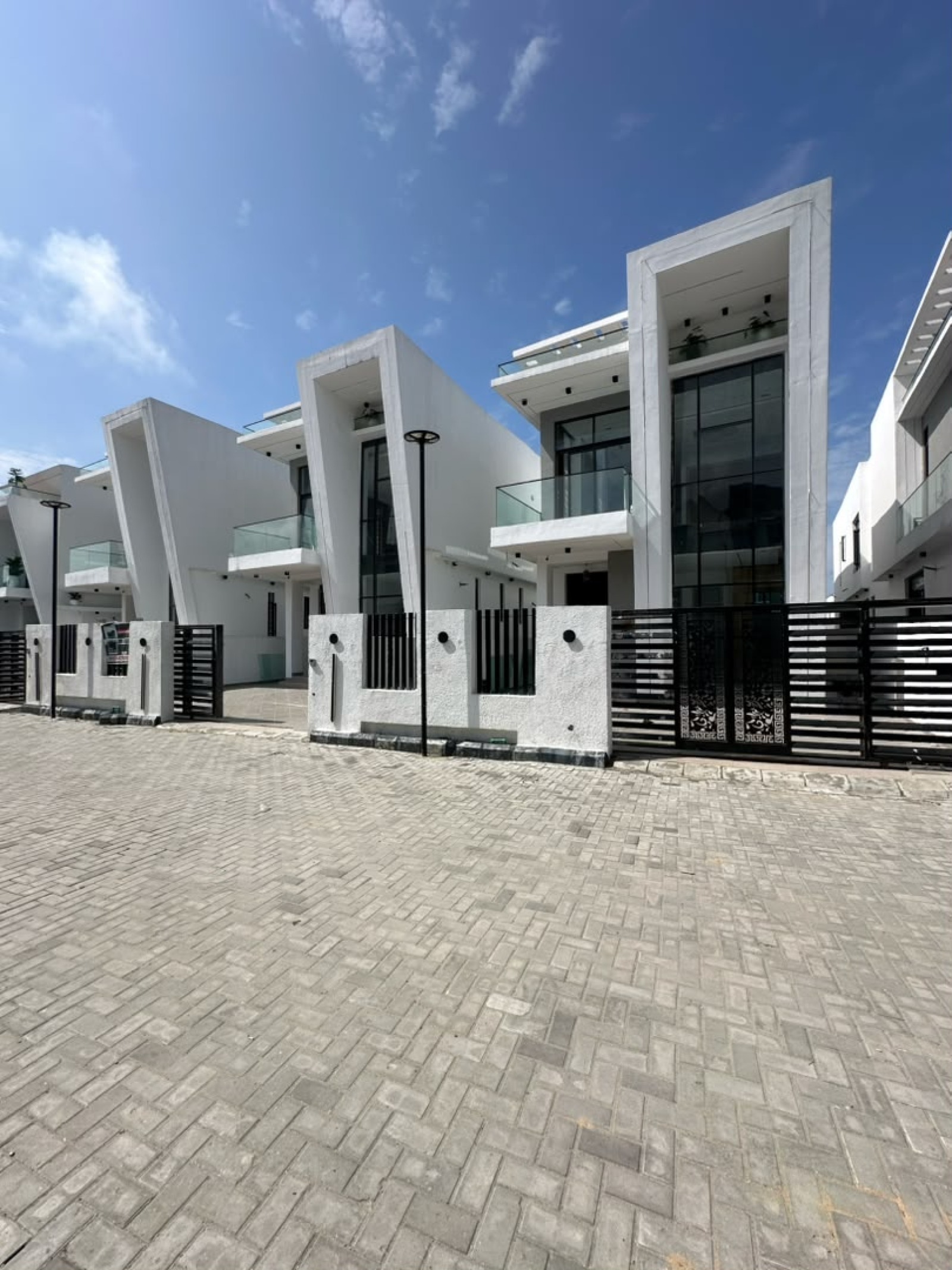 5 BEDROOM FULLY DETACHED