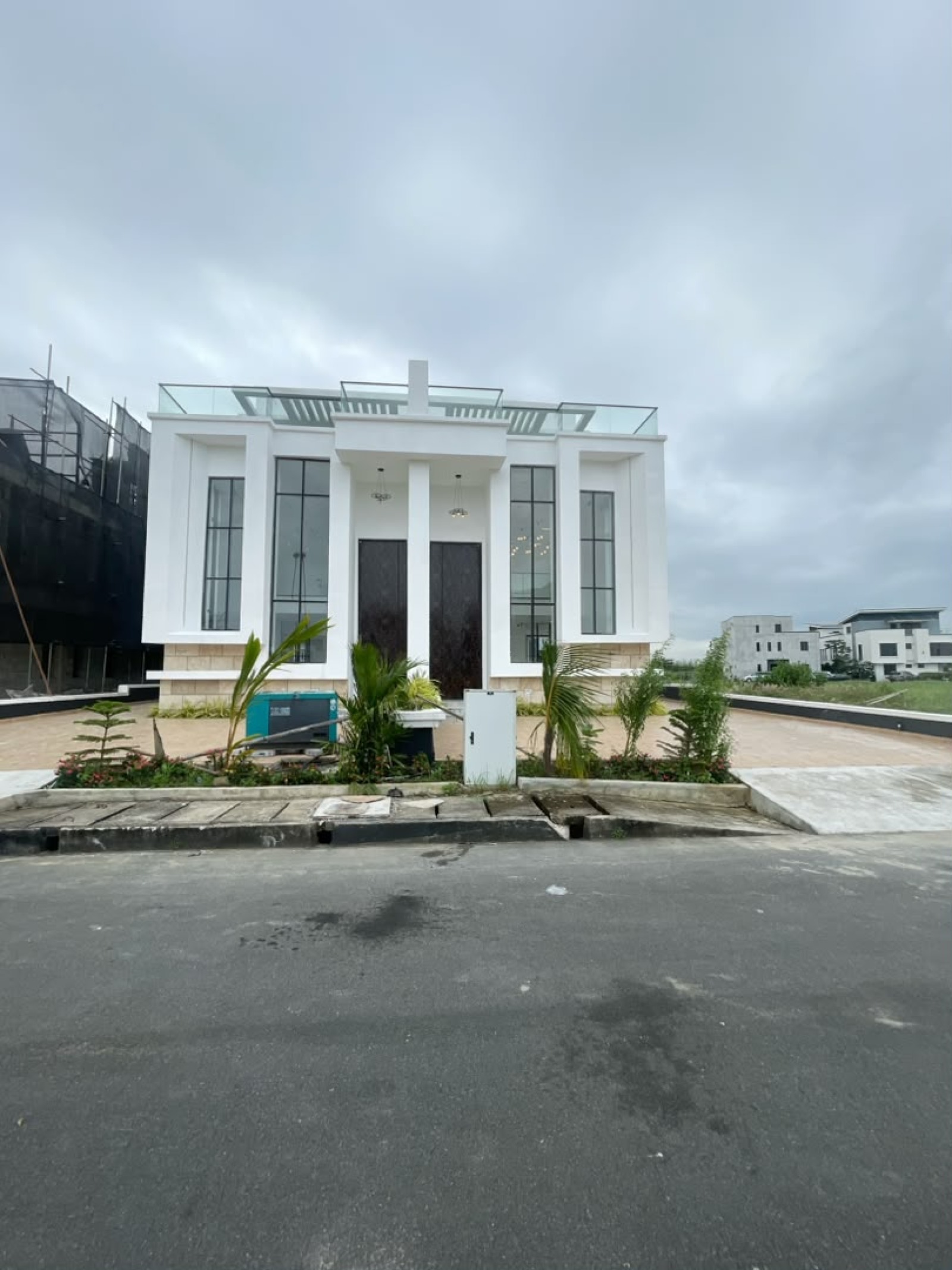 5 BEDROOM SEMI DETACHED WITH SWIMMING POOL