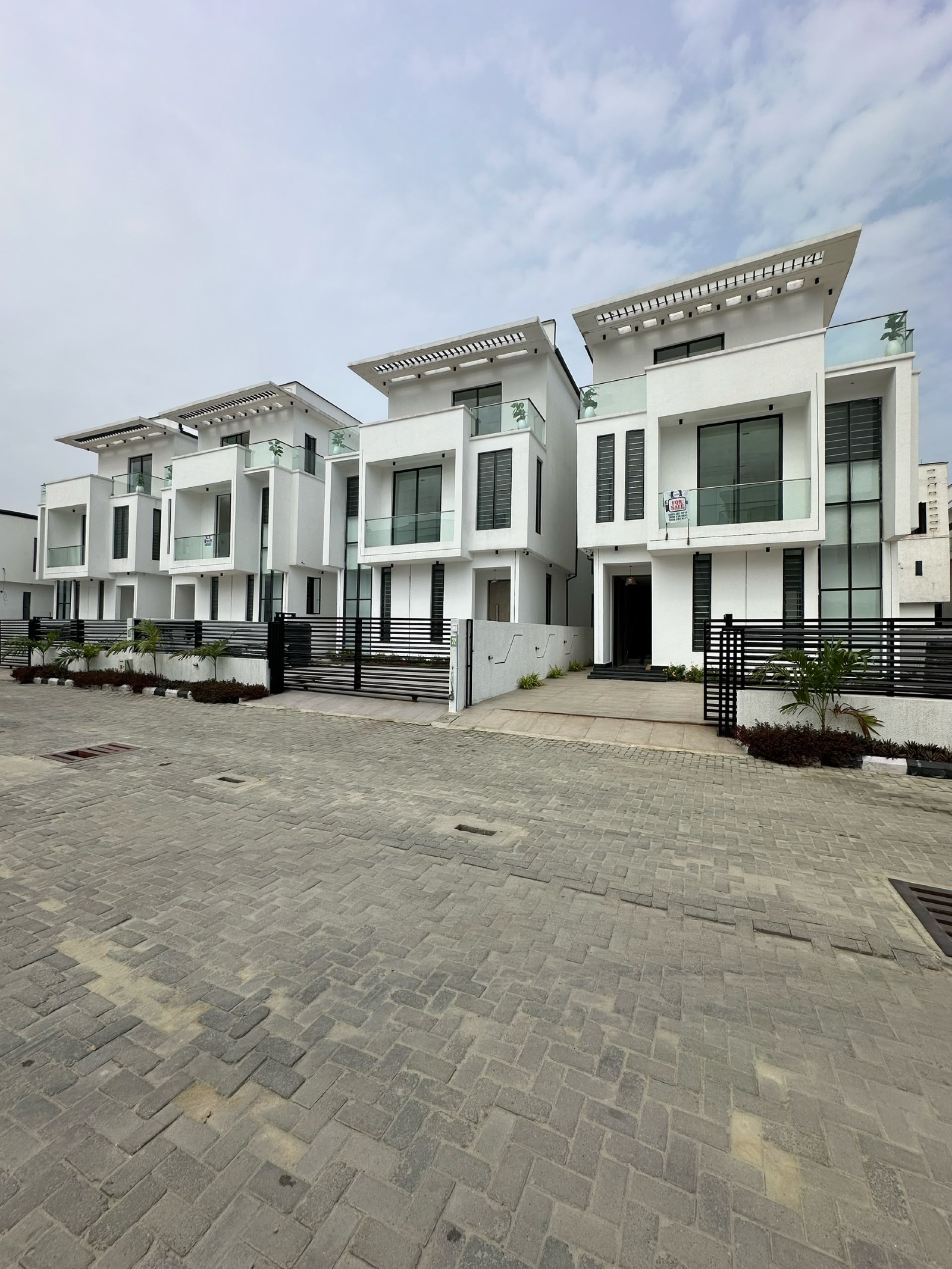 5 Bedroom Fully Detached With Pool