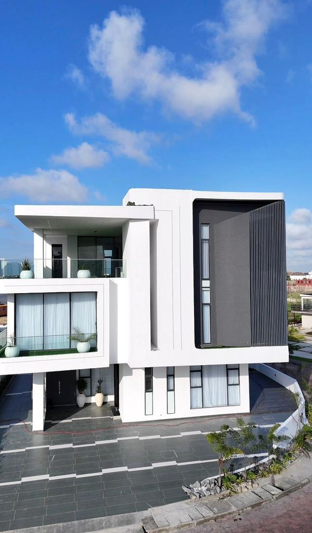 Luxury 5 bedroom fully detached family home in Osapa 
