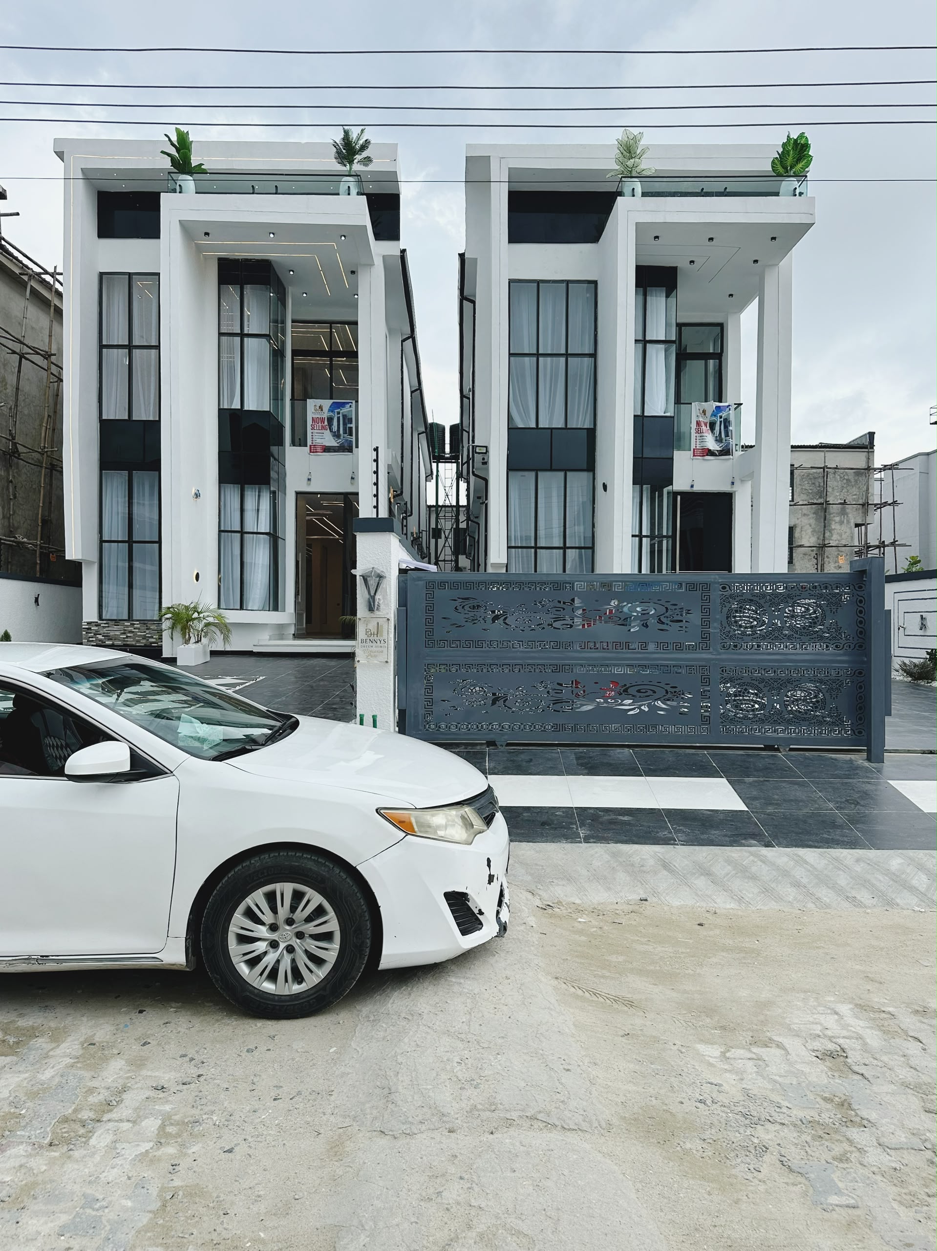 5 bedroom fully detached family home in Ikota 